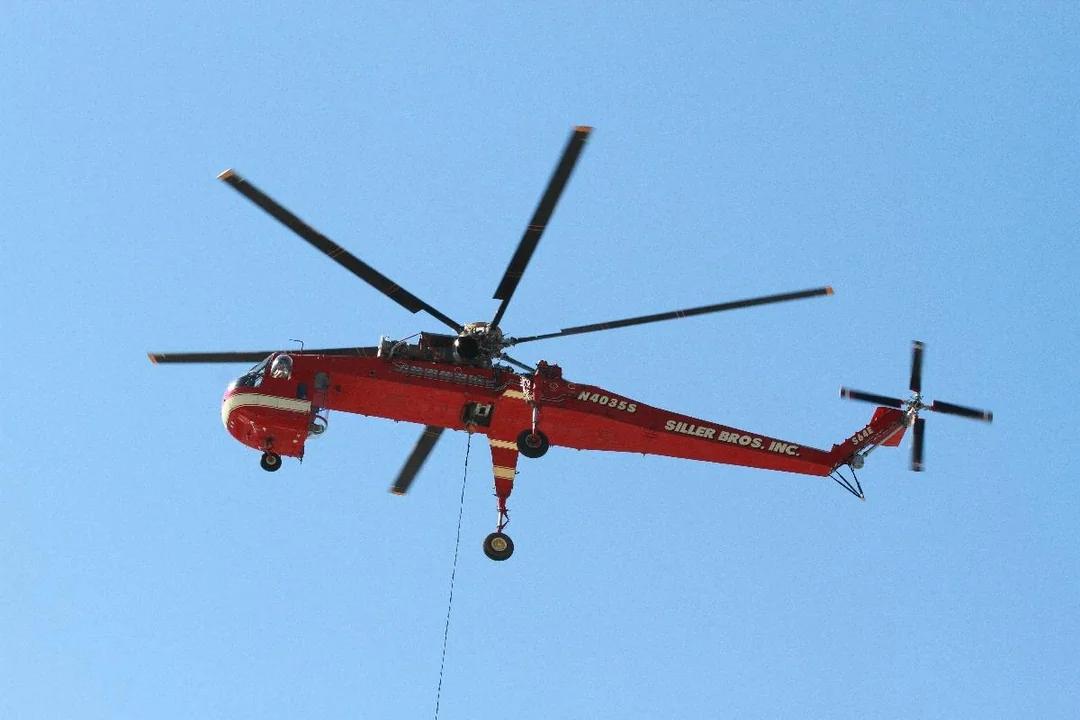 S-64“空中吊车”直升机执行吊装作业

虽然工作场景非常壮观，可惜只能在一个“