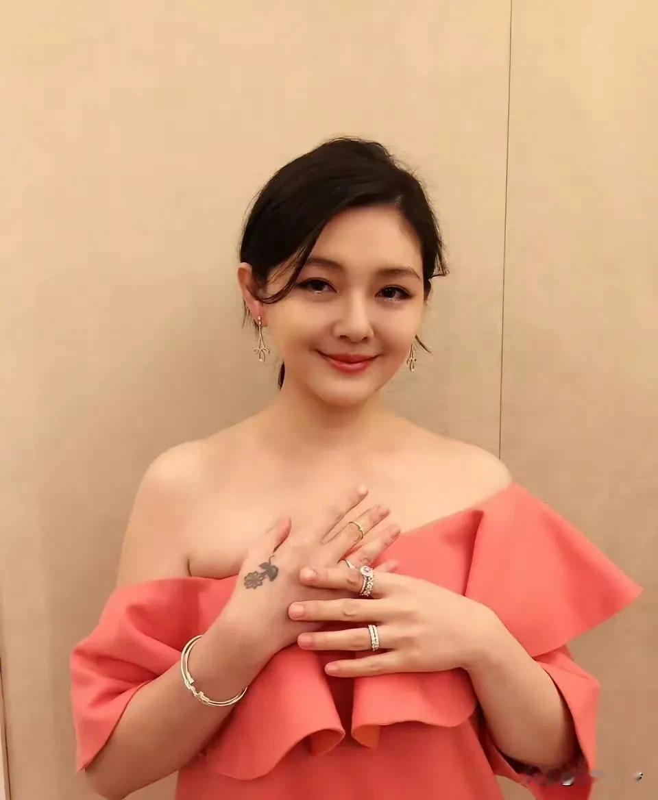 大S嫁给汪小菲后，晒得全是豪宅、包包、奢侈品鞋……

大S嫁给具俊晔后，晒的是纹