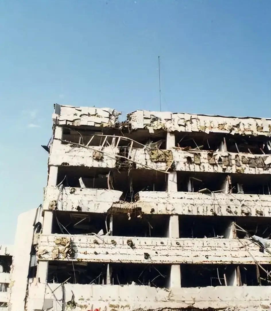 1999年，美国轰炸我国大使馆，10年后一对夫妇在美遭遇枪击，丈夫当场身亡，当媒