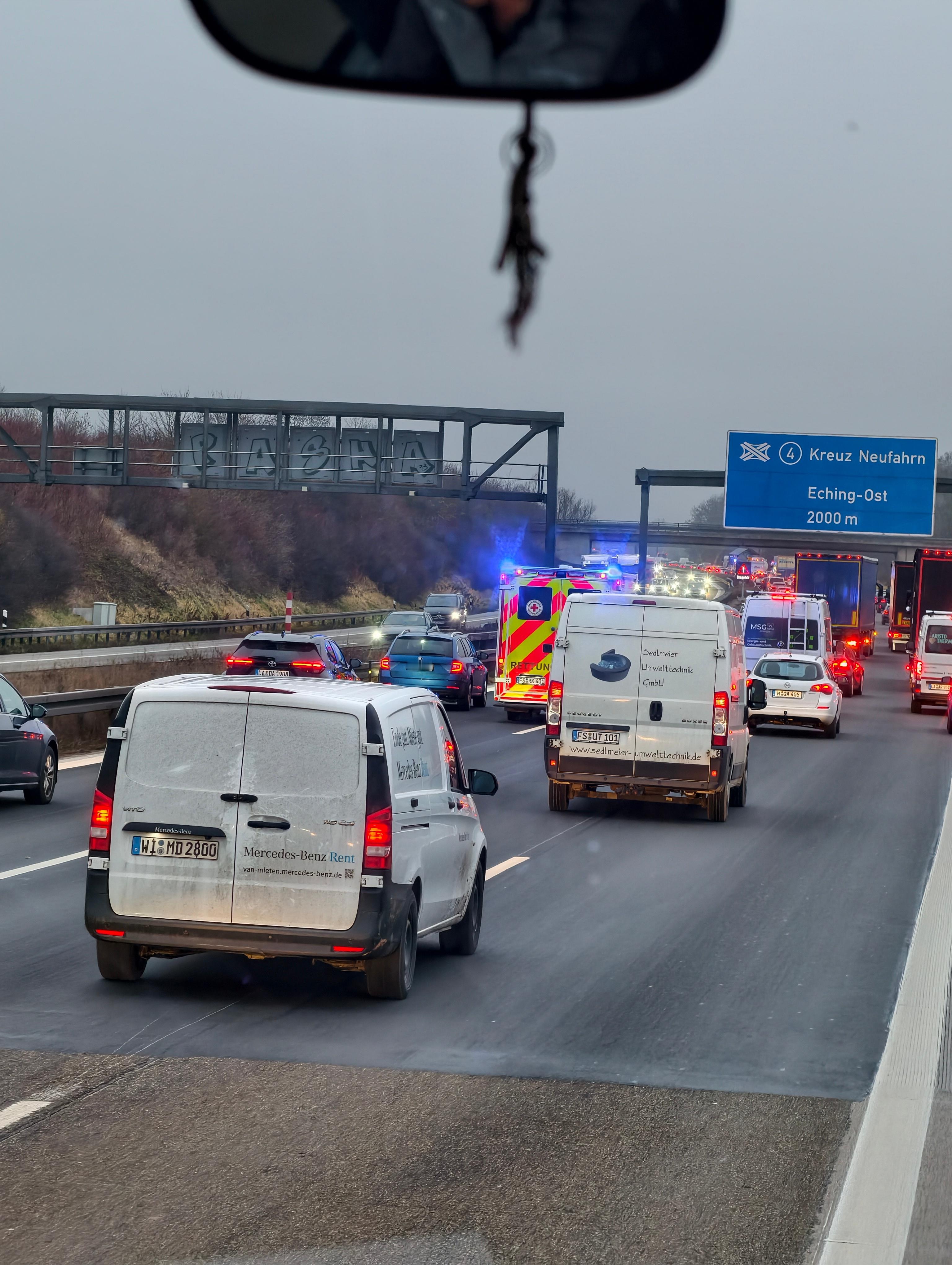 德国的应急通道在最内侧两条车道之间，警车、救护车、消防车，都从这里过，其他车辆往