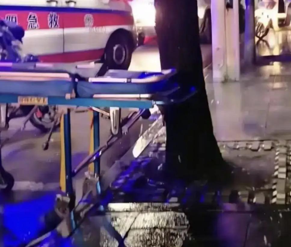 小伙在河边的茶摊喝茶，却不幸失足溺水身亡，只有一米深的河水怎么能淹死人？而涉事的