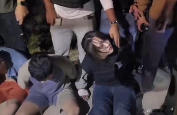 柬埔寨一女子劫走6名囚犯，
被抓后摘下口罩，
网友纷纷惊叹女子的颜值，
不愧是大