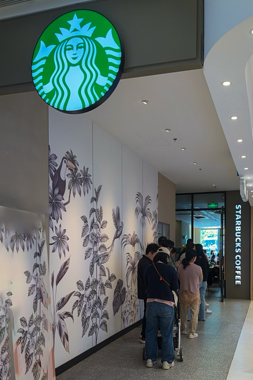 星巴克地球日免费咖啡 附近的星巴克已经排到门外了，店内也已满，希望能养成大家“自