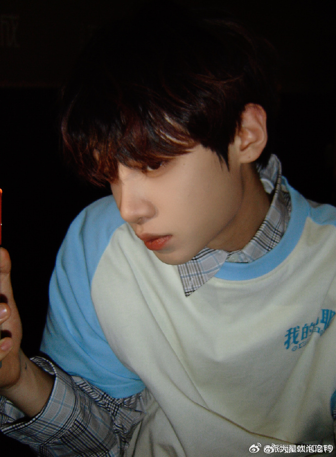 马思纯白客给黄明昊唱偶练主题曲马思纯白客给黄明昊唱eiei 现场合唱的画面太好哭