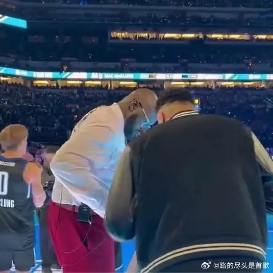 《字母哥穿奥尼尔衣服，真的有点大》这是一个你不想错过的视频，快来看看吧！网页链接