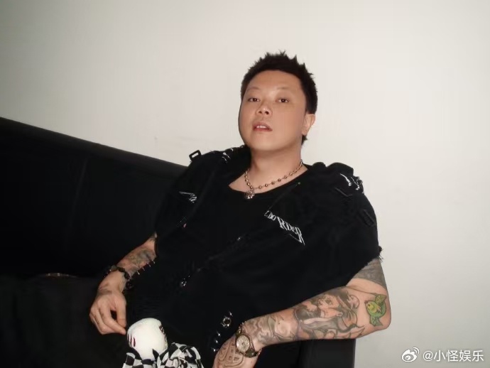 谁还没看说唱巅峰2026第一期！严浩翔《FLY》黑白开场封神，又酷又有冲击力。盛
