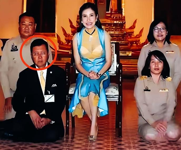 诗妮娜旁边这人面部表情和眼神是什么意思呢？
脸上表情是不是特别严肃啊！
和诗妮娜