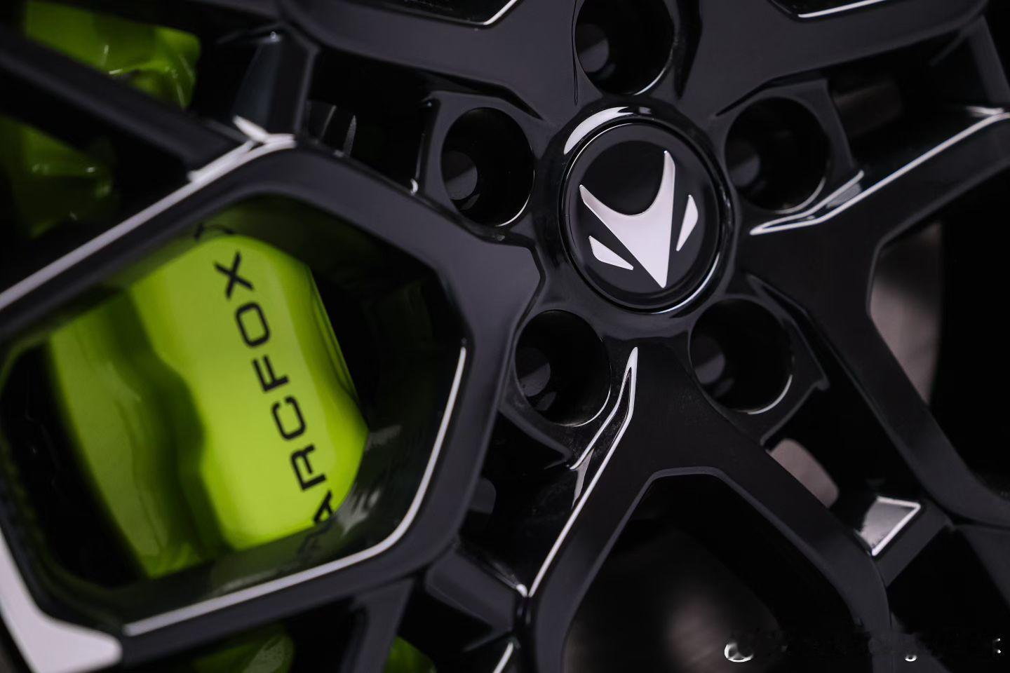 全新极狐S5这款车型还是非常有设计特色的，我觉得有一点点阿尔法罗密欧那种执着。该