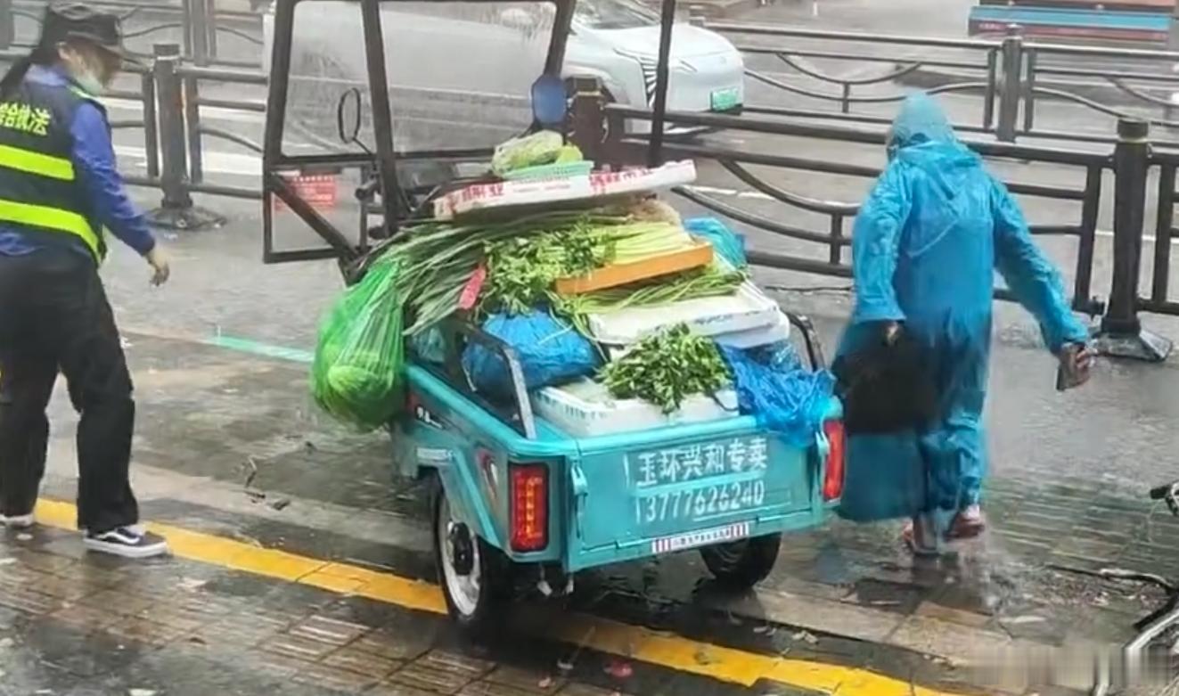 台风天玉环执法有力度服务有温度全员出动疏散摊贩筑牢防线，队员主动推车护送老人，狂