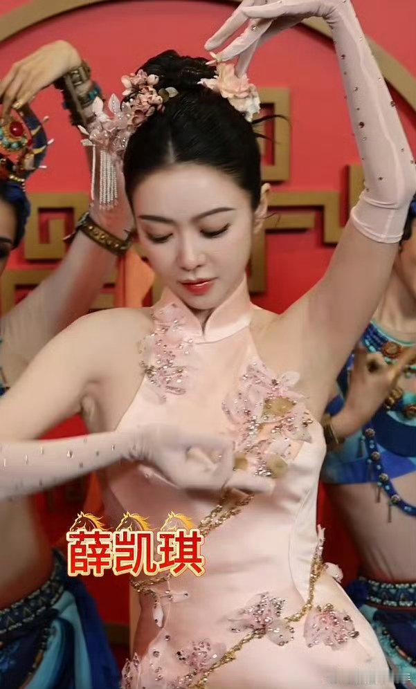 春晚龟兹手势舞挑战 沉浸式打卡！把春晚舞台的丝路风情跳回家，感受跨越千年的文化魅