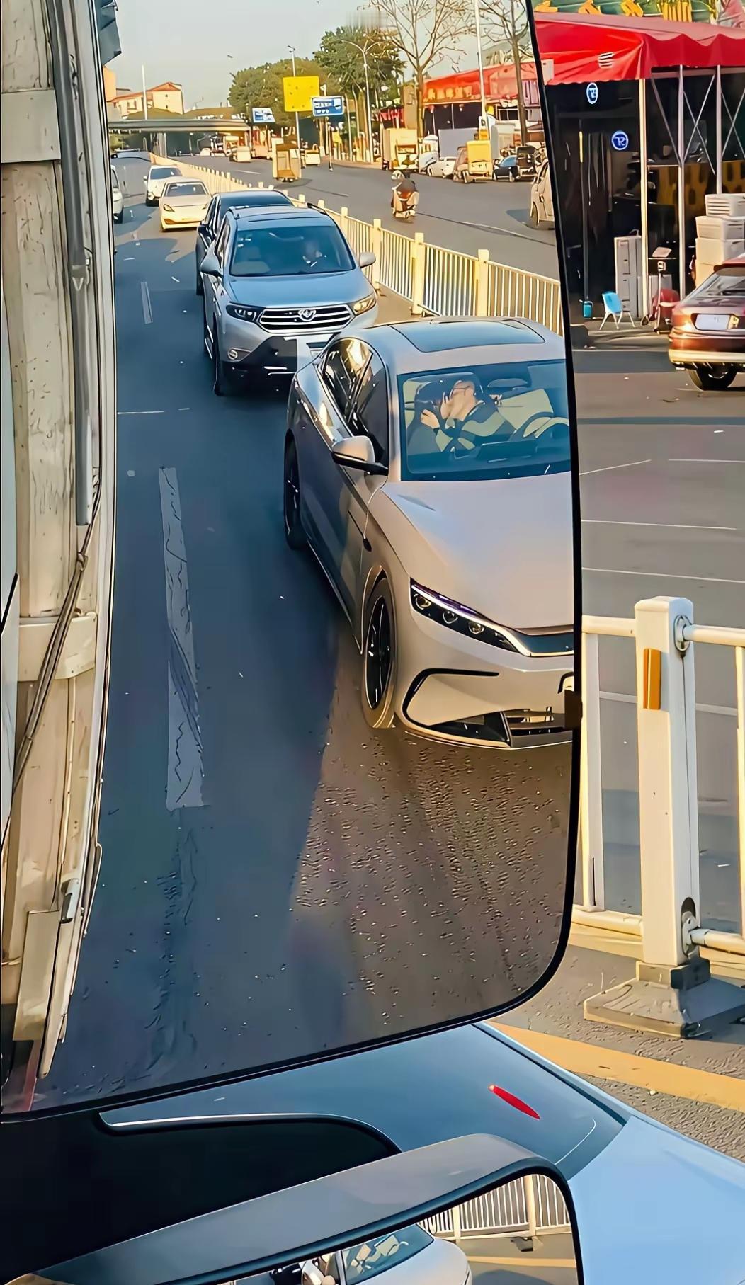 这个路口的红灯大概多少秒啊！她老公现在赶过去，来得及吗？