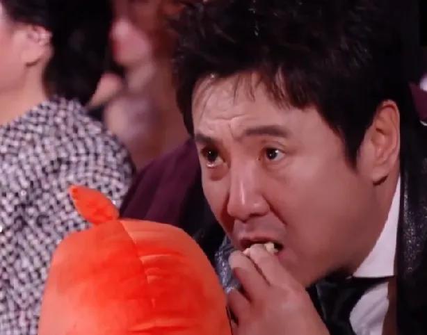 沈腾和马丽这也太松弛了吧，参加晚会好像在家里一样自然，一个在晚会上一直吃小饼干一