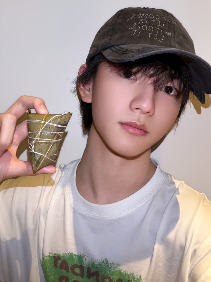 穆祉丞端午节自拍营业🤳 