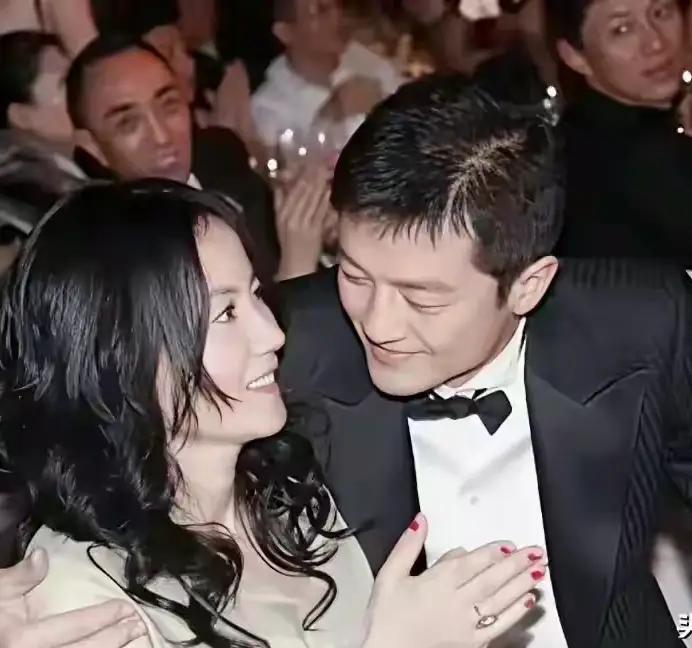 李亚鹏两任前妻都不再婚，原因终于藏不住了
 
王菲与李亚鹏离婚13年，至今未婚，