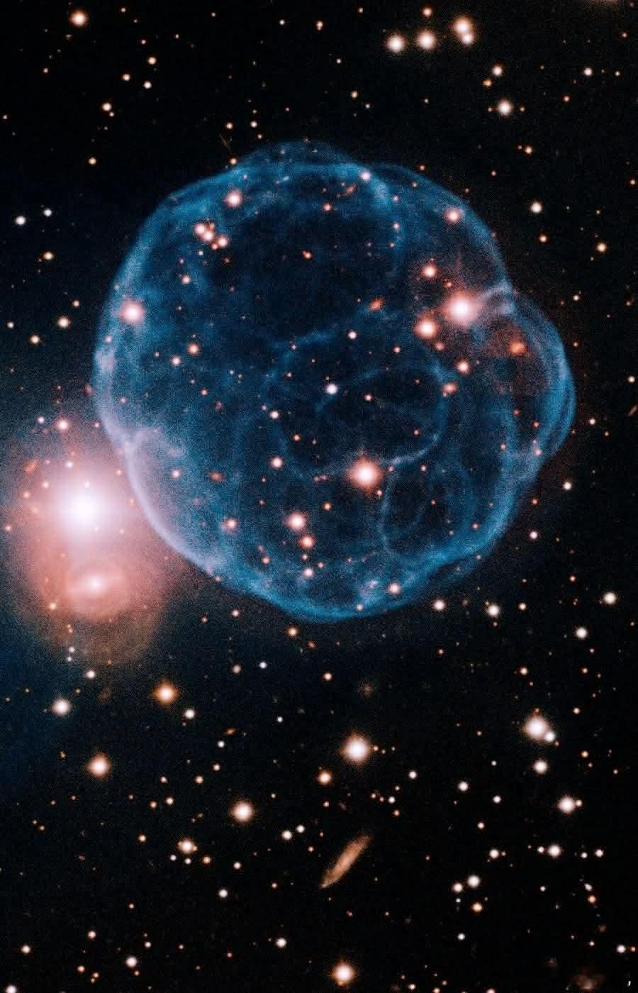 行星状星云 Kronberger 61 – 足球星云  漂浮在天鹅座中，距离地球