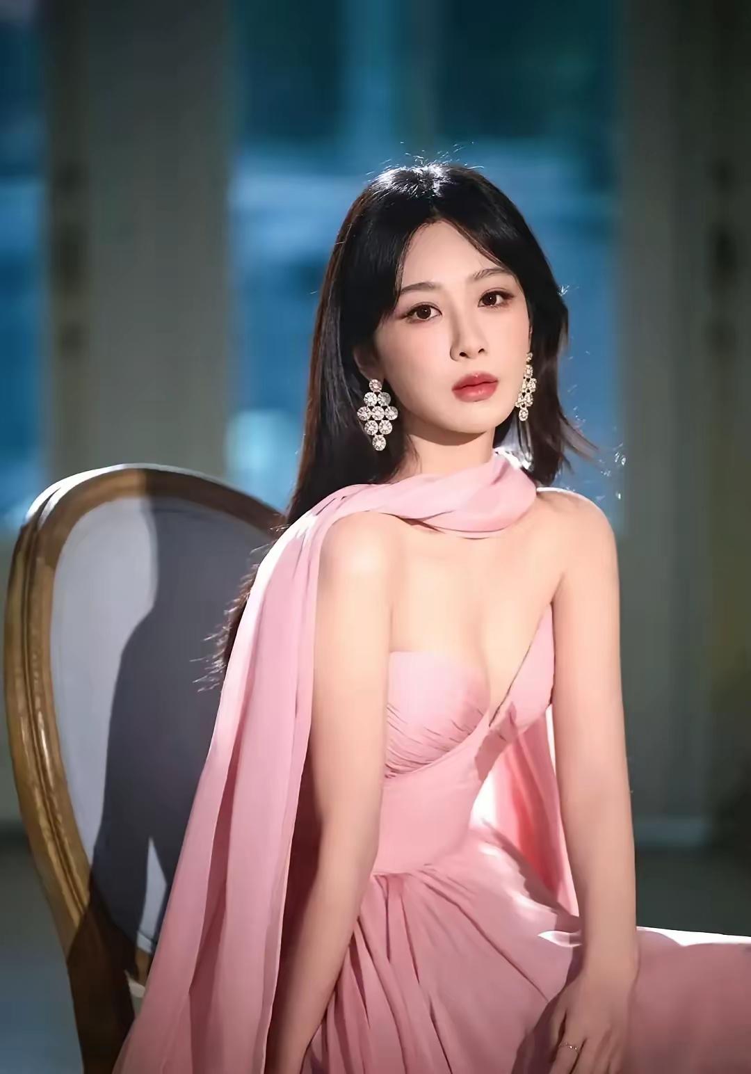 90花只有杨紫捐款了吗
 
网友扒出近期捐赠名单，杨紫二话不说砸100万明牌上榜