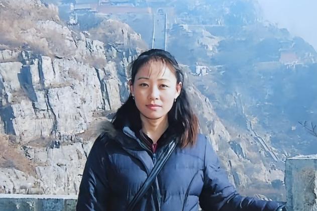 1998年，内蒙一女子自家商店被盗，女子通过足迹跟踪到盗贼，该女子被破格聘请到一