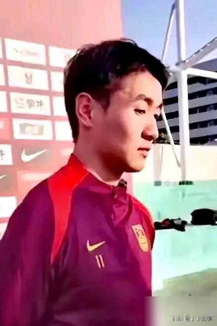 国足3-1拿下科威特的热身赛看得人热血沸腾！韦世豪上半场在前腰位置拼尽全力，下半