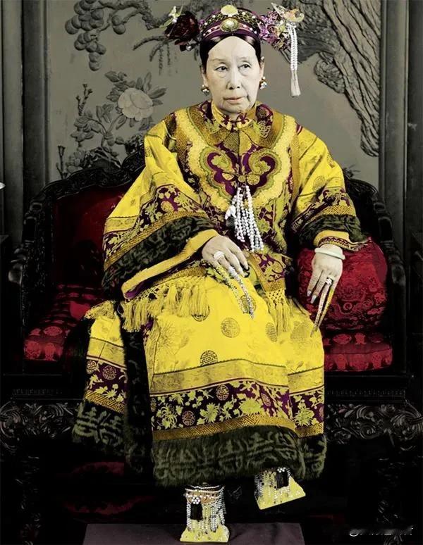 这位高高在上被称为“老佛爷”的女人，统治中国长达48年。在国力日渐衰败之时，她依