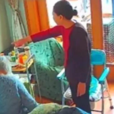 保姆要逆天了！上海一女子回国探望94岁公婆，保姆却扭扭捏捏不让进门，女子觉得奇怪