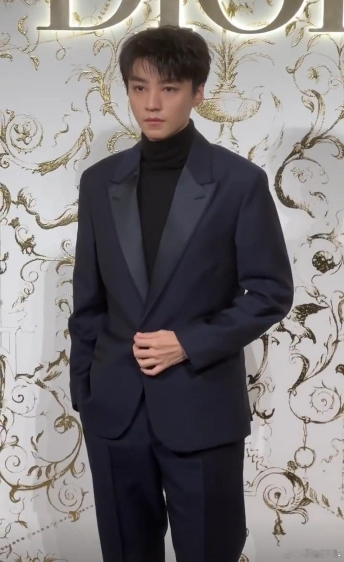 谁懂啊！王俊凯南京活动出场的尖叫声穿透力绝了，久久不停歇，爆棚人气肉眼可见，帅到