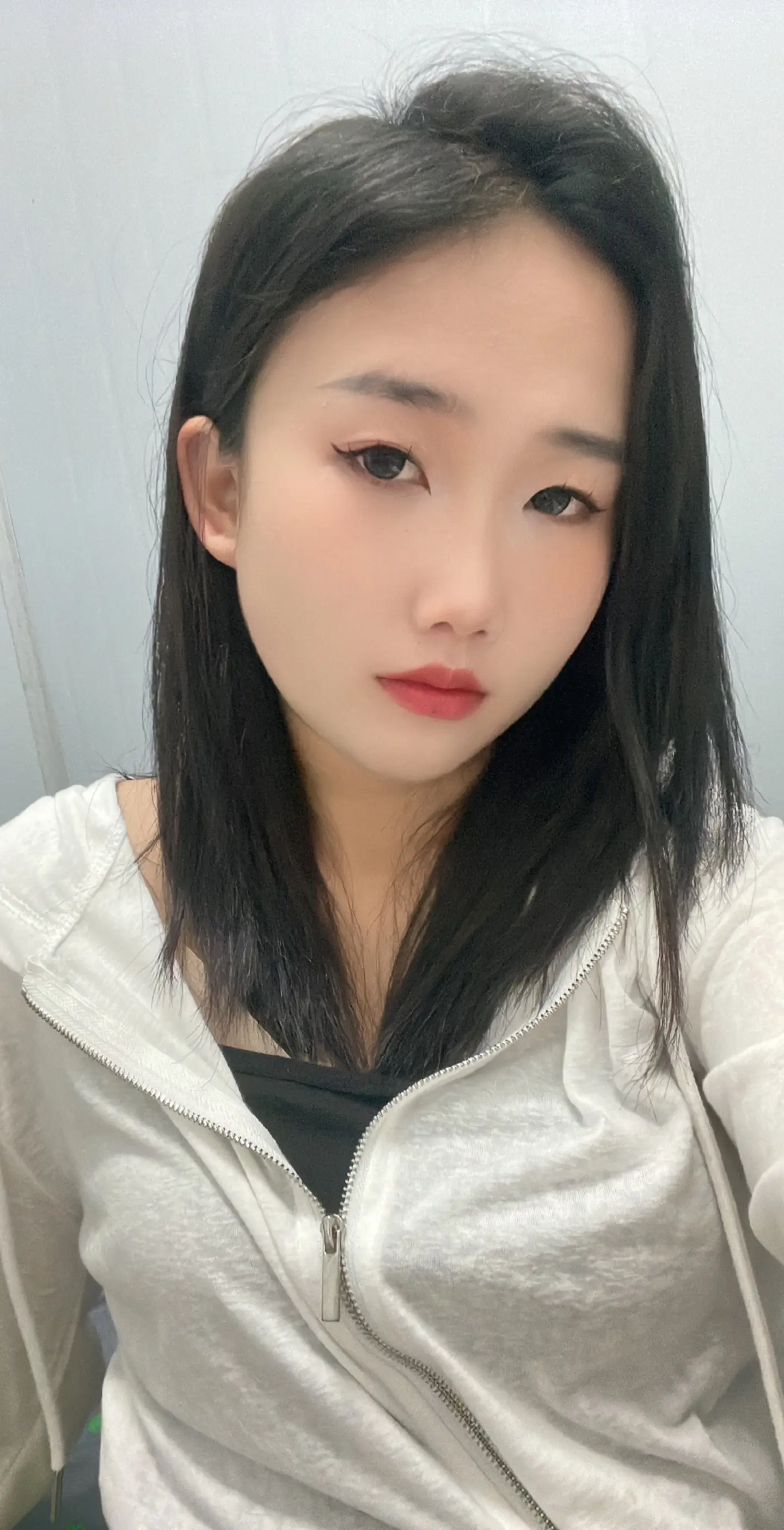 十八岁时的勇气已经用完，二十岁的任性也已经收敛，现在只剩下三思而后行，这一路过来，在长大，也在失去，在接受也在成长
终是柴米油盐断了我们所有的锐气，人情世故染了我们所有的风霜。