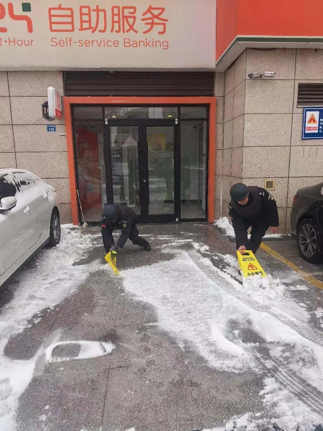 门前积雪挡不住热情，众人拾柴火焰高，扫雪小分队已上线，畅通之路即刻开启。[强]