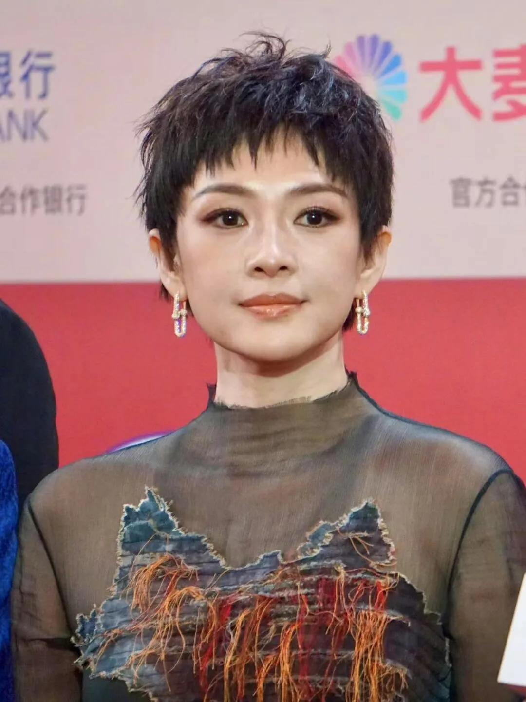 现在全网最开心的就是章子怡了吧？

不是因为她的新电影《酱园弄》要上映了，
而是