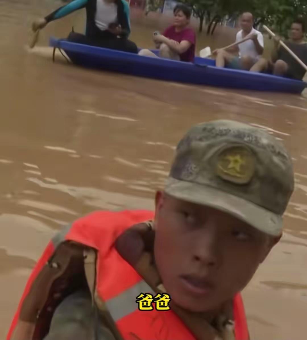 洪水救援这一幕直接戳中人心，军嫂石宗艳独自扛下了所有艰难。洪灾围困的那几天，她一