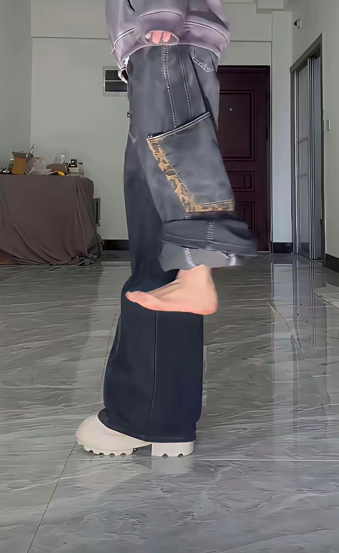 有点震惊，大街上看着高挑得女生，可能就是穿这种恨天高的鞋子出门的。
感觉穿这种鞋