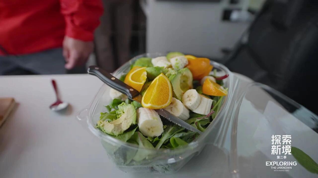 沙拉刺客王一博被吐槽为什么放香蕉，结果仔细一看橙子还带皮