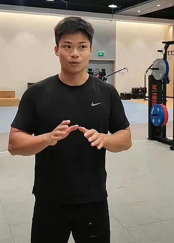 苏炳添刘畊宏俯卧撑较劲 当两位运动健将碰面，空气中瞬间弥漫起一股无形的“硝烟”。