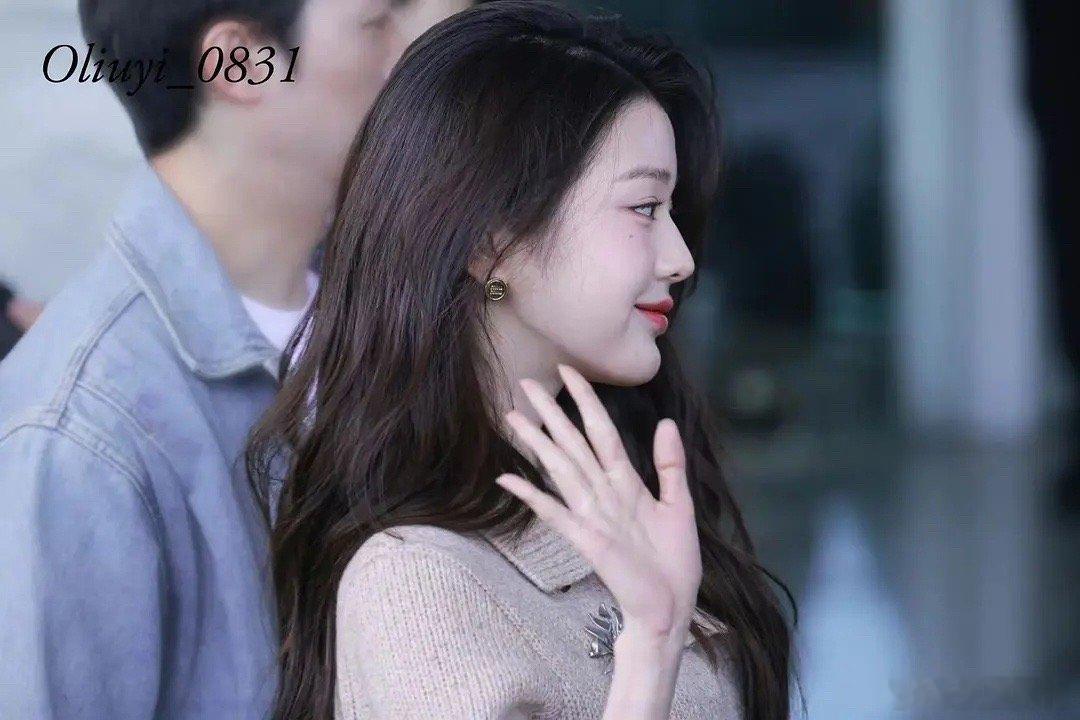 很明显这是刚填了下巴吧[闭嘴] ​​​