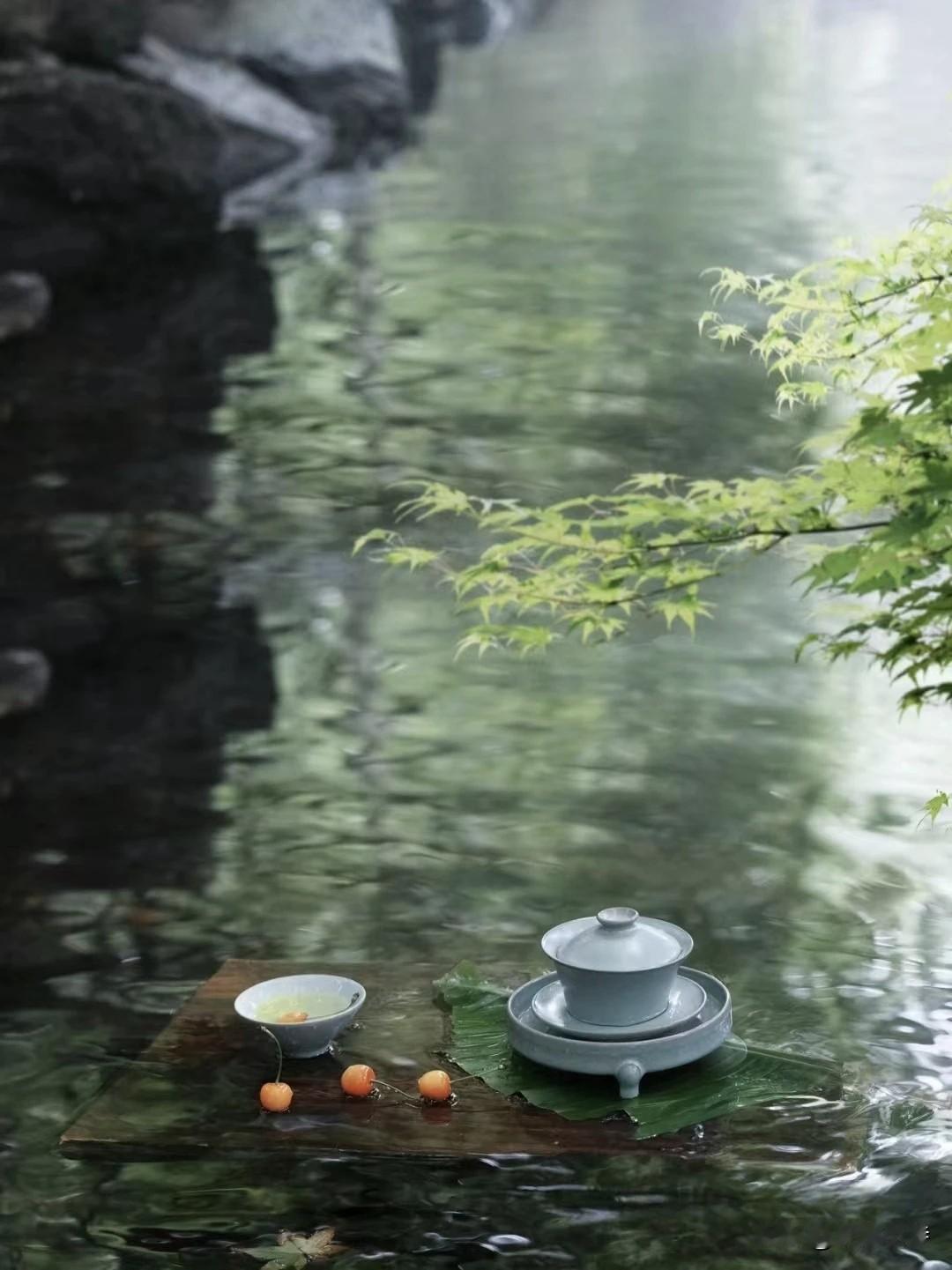 高纪明(山东)
雨后家中
大风生若谷，微雨润纤尘。
万句出俗语，一诗源本真。