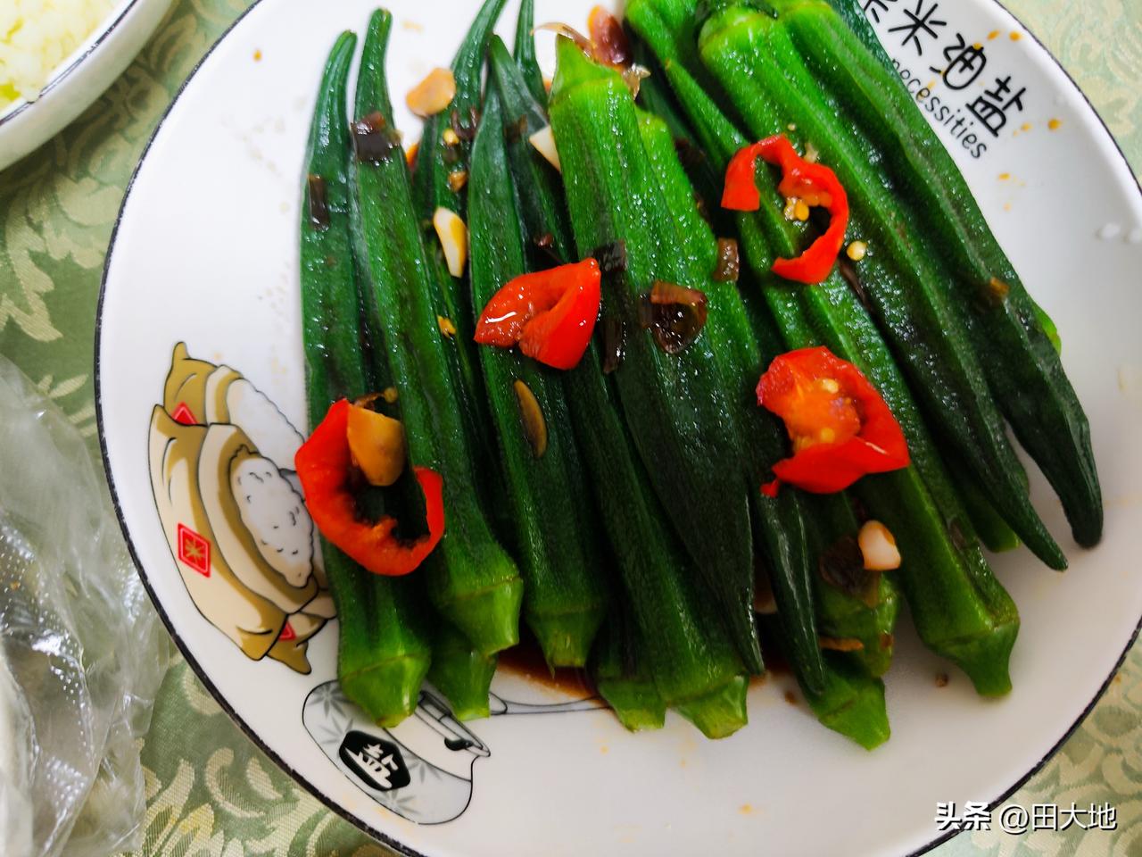 炎热的夏季，出汗多，胃口差，乏力易上火，既要保证能量供应，还要注重营养搭配。
