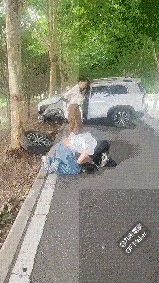 开车一定要少说话，眼看路！大概率是三个女人一台戏，女司机光顾着与姐妹们说话了，没
