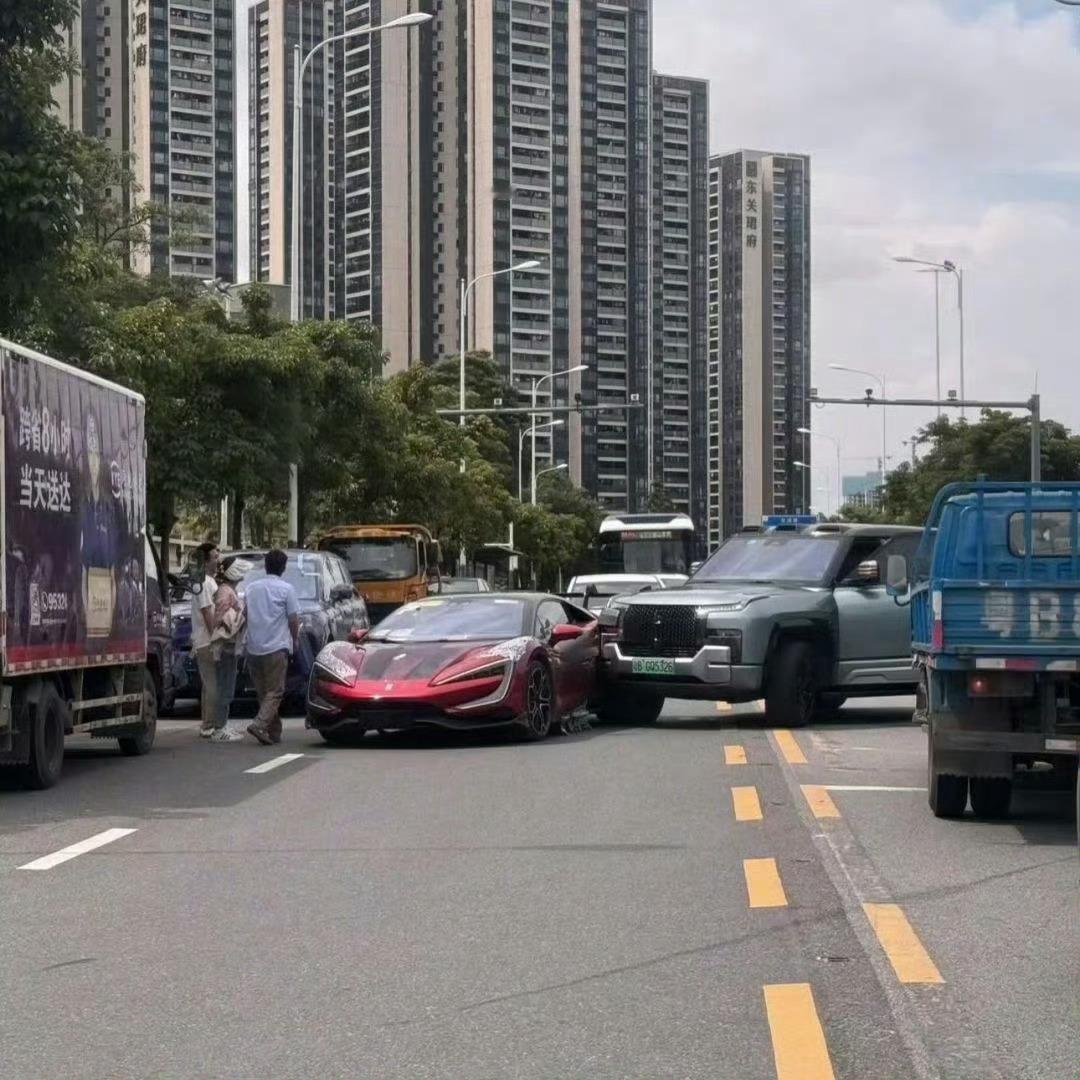 请根据图片配文，发挥你们的想象…[坏笑][坏笑] ​​​