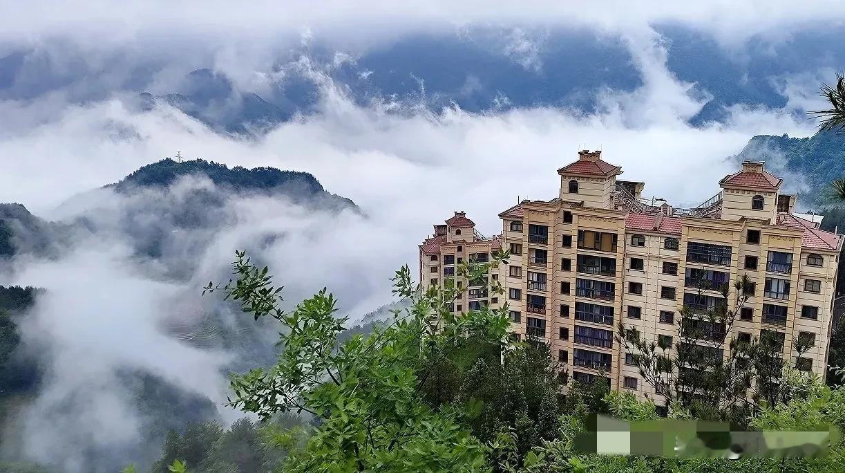云海之城苏马荡：
山野天堂，仙界遗珠。