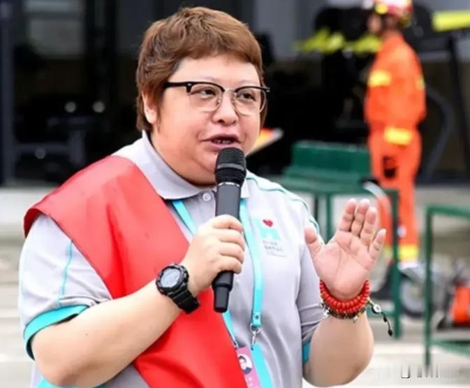 韩红6岁时，父亲不幸去世，9岁时母亲改嫁，继父成天打骂韩红，她一个人坐了3天火车