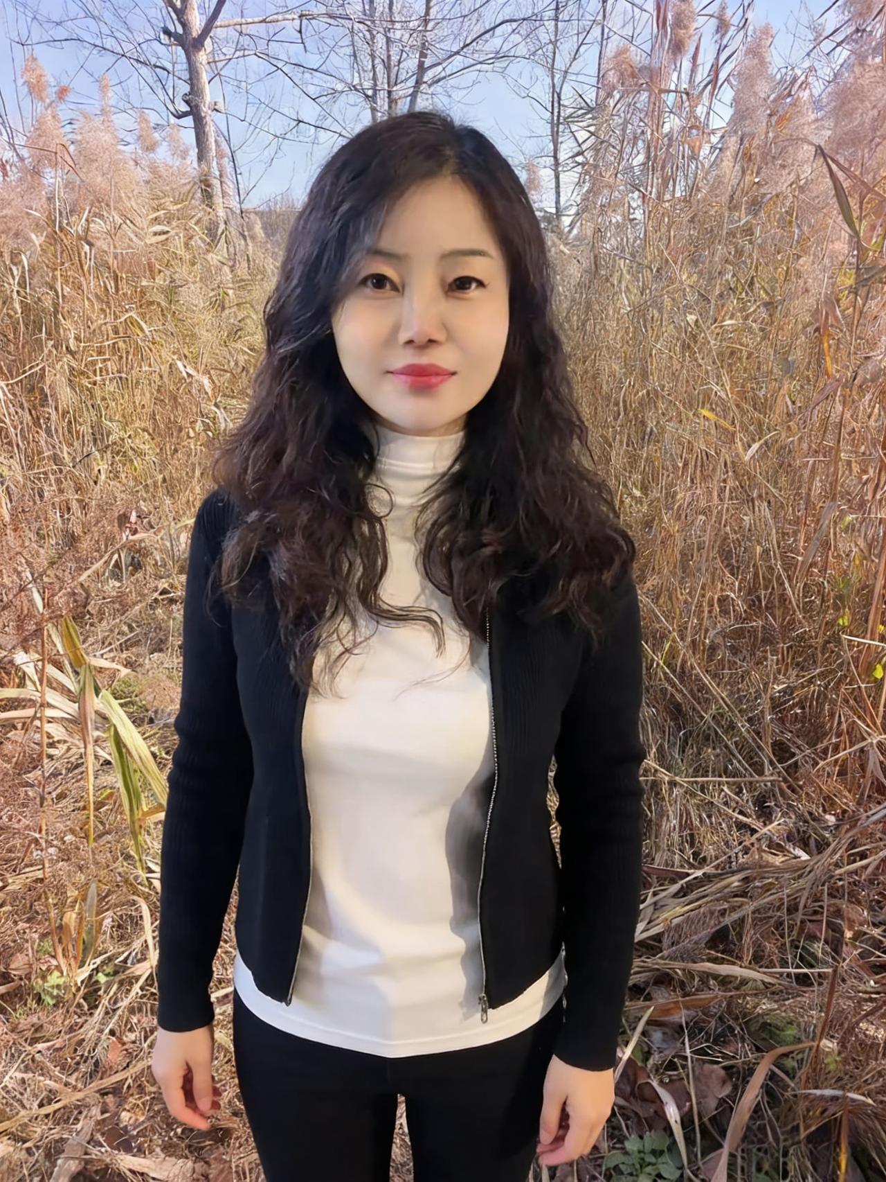 风穿过芦苇的骨节，把你的影子
揉碎在镜面似的河上
白鹅划开水纹，像一行未写完的诗