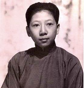 1932年，孔二小姐的爱宠被车碾死，目击证人小乞丐却惨死破庙，案件还没调查完，孔