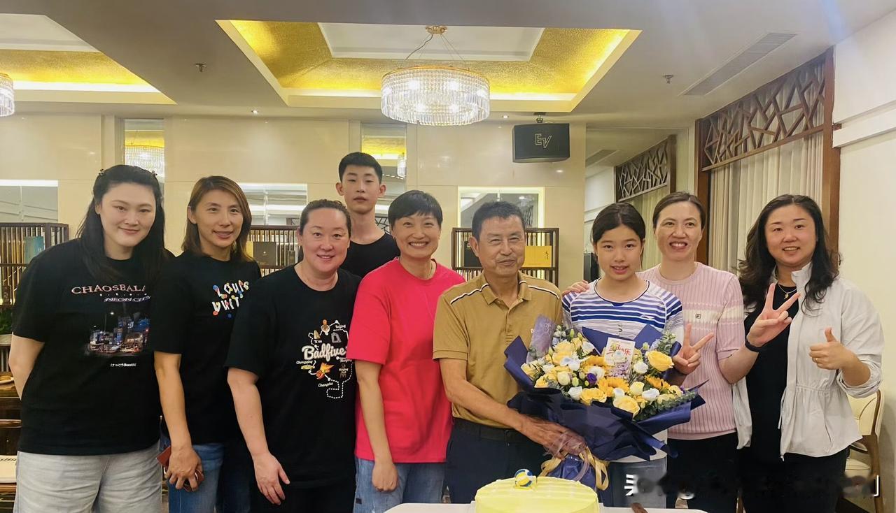 昨天，中国女排助理教练、原黄金一代名将杨昊在社交媒体上发文：又一年相聚，都是欢声