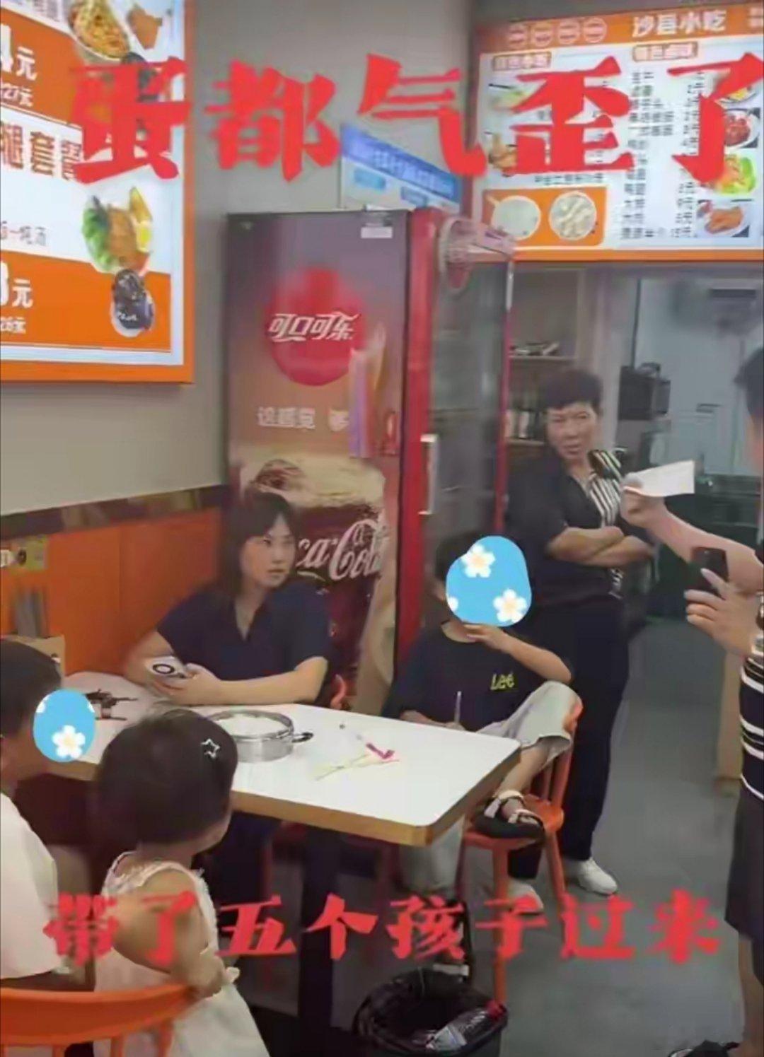 女子带5孩点一碗面多次免费续面前几天是一女带4娃坐车为了一张票，这又是一女带5娃