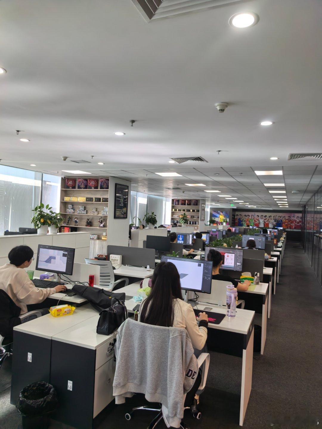 人挺满现在。这个手稿原来是公司人画的，让他们寄给爷俩。小伙子未来有做球迷领袖的潜