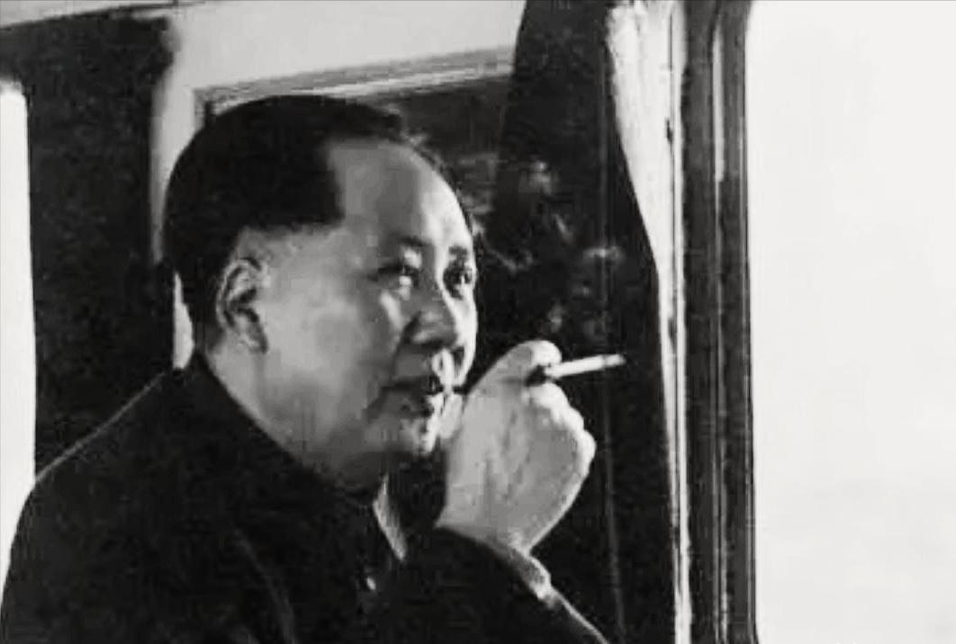 毛主席一天抽五十支烟，却在蒋介石面前一口没抽
 
很多人不知道，毛主席年轻时压根