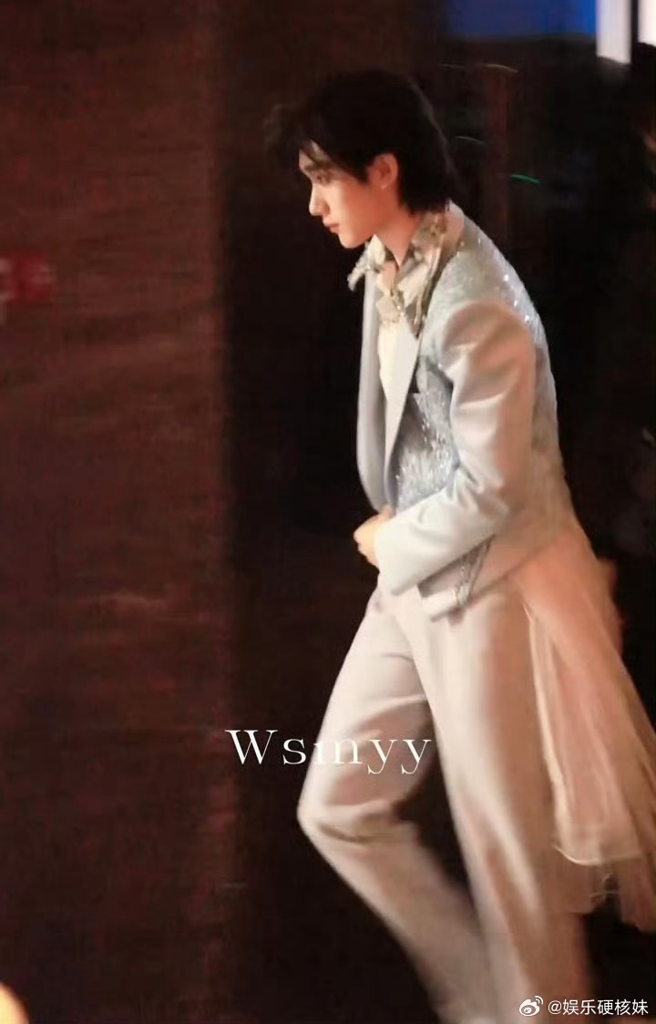  丁程鑫这一身，活脱脱王子降临！蓝色外套后的拖尾，像极新娘子的头纱，既似王子又像