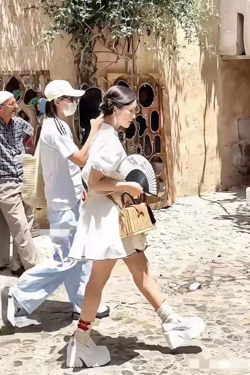 刷到网友发问：为啥沈月要穿又重又丑的鞋？[奸笑]明明那么多好看的高跟鞋，她为啥专