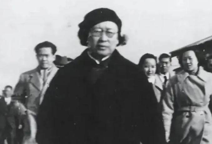 汪精卫老婆陈璧君，往他坟里灌了5吨碎钢铁，浇筑成一个铁疙瘩，以为能护他周全。结果