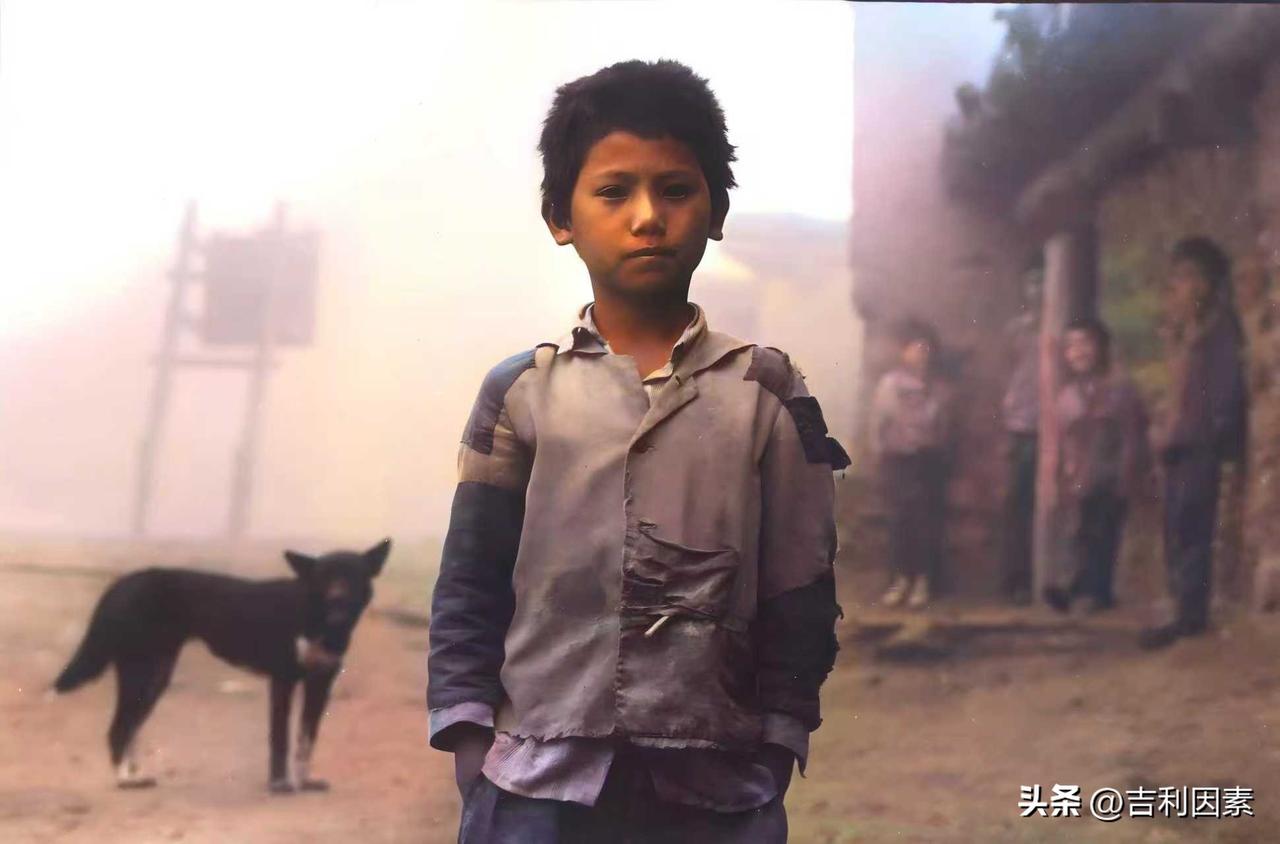 小时候穿过的补丁衣服
图片中男孩身上的衣服，满是补丁。身后墙角边还有三个小朋友，