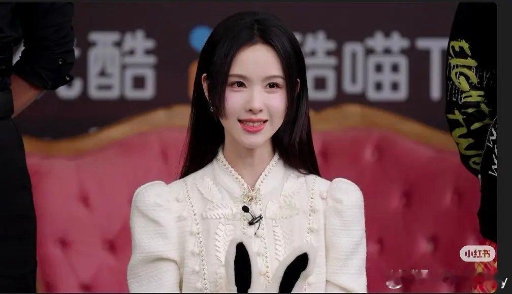 今天也没变成玩偶呢玩偶超酷会员日探班直播 陈都灵玩偶直播造型，公主切杀疯了，嘟嘟